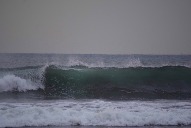 写真: 今朝の湘南・鵠沼海岸の波は腹から胸サイズ #湘南 #藤沢 #海 #波 #surfing #mysky #beach #wave