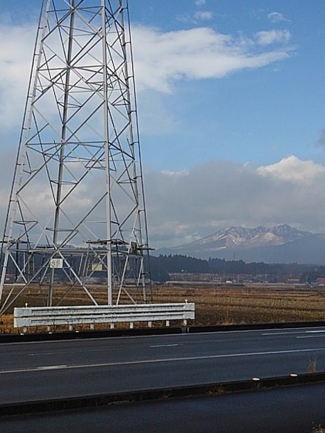 写真: 山と鉄塔の景色（2月2日）