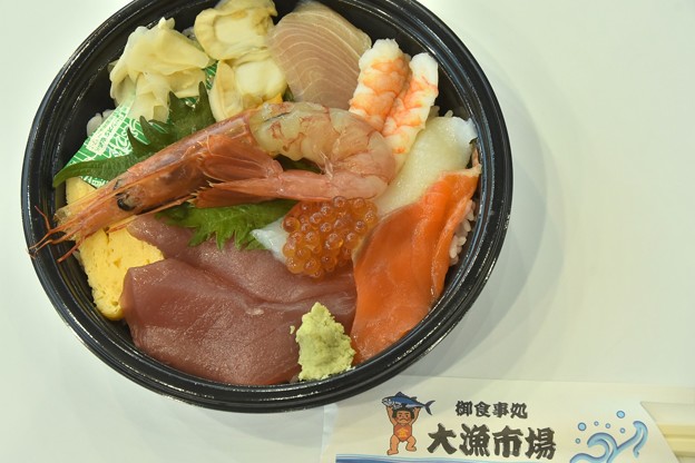写真: テイクアウトの海鮮丼