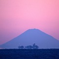 写真: 薄明の富士山