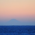 写真: 富士山遥か彼方210km