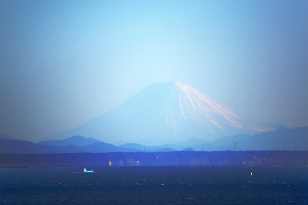 写真: はるかな富士山