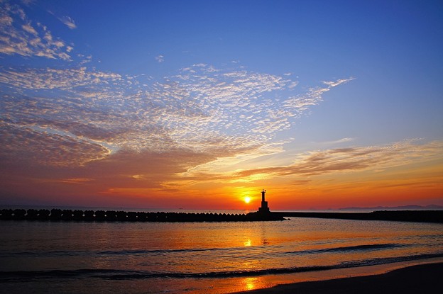 写真: 灯台の夜明け