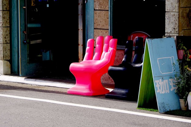 写真: 座ってみたい赤い椅子、入ってみたい喫茶店