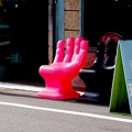 写真: 座ってみたい赤い椅子、入ってみたい喫茶店