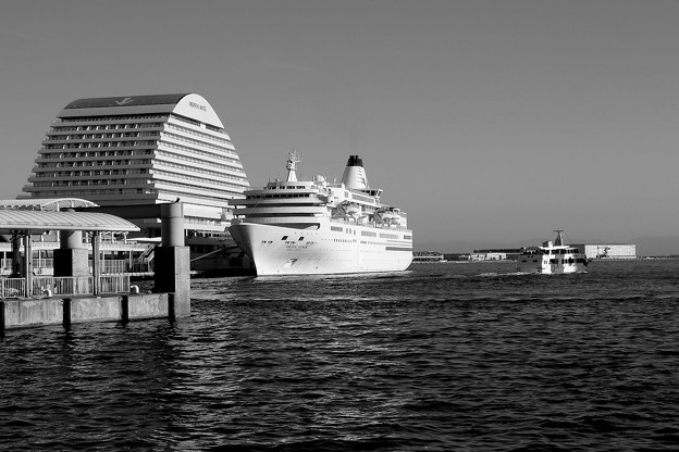 写真: 豪華客船と豪華ホテル