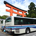 写真: 鳥居と箱根登山バス [神奈川県箱根町]
