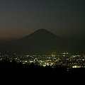 写真: 富士山と御殿場の町並み