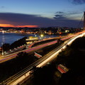 写真: 夕暮れの関門橋