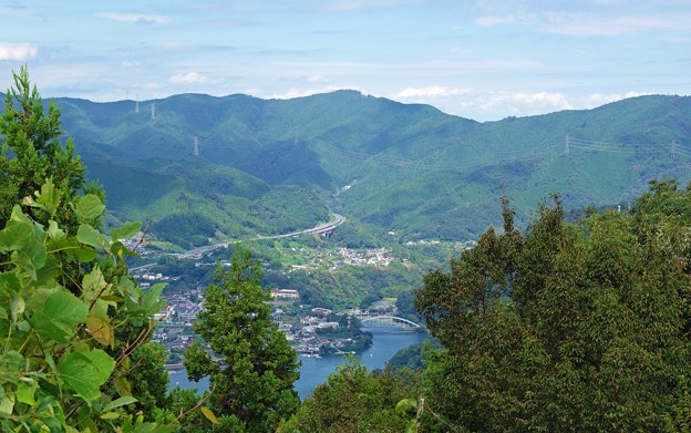 写真: 石老山から高尾山を望む