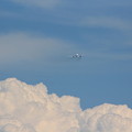 積乱雲を避けるジェット機
