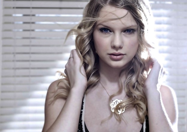 Beautiful Blue Eyes of Taylor Swift (10818)