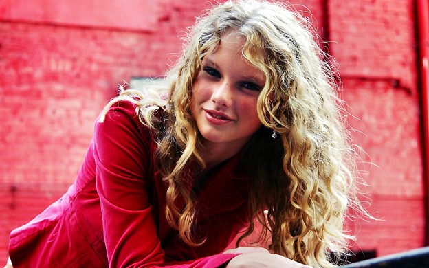 Beautiful Blue Eyes of Taylor Swift (10842)