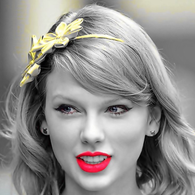 Beautiful Blue Eyes of Taylor Swift (10846)