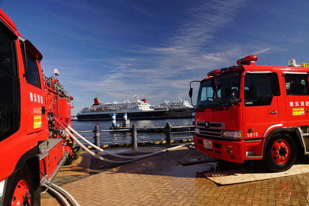 写真: 船と消防車