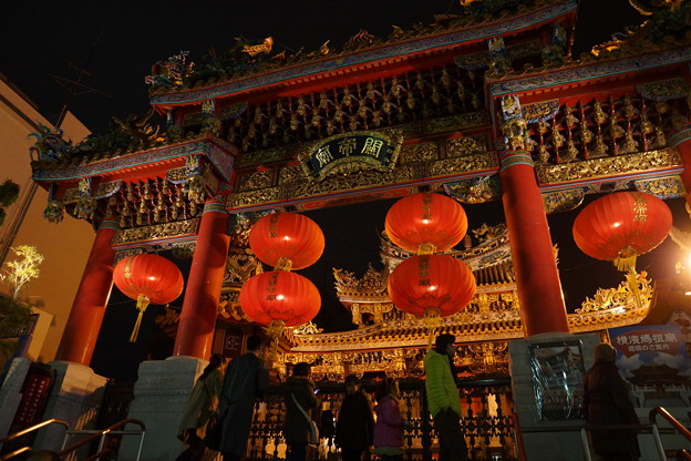写真: 夜の関帝廟