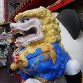写真: 中華街の獅子