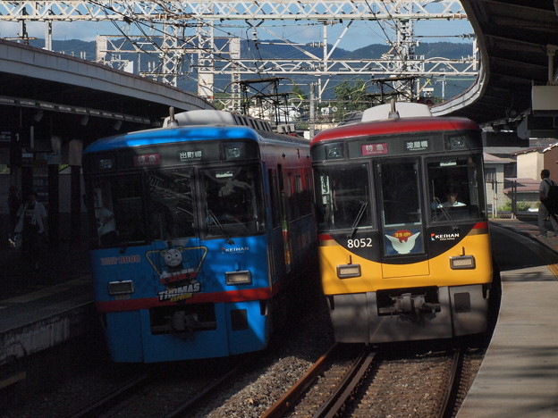 写真: 京阪8000系特急　京阪本線中書島駅