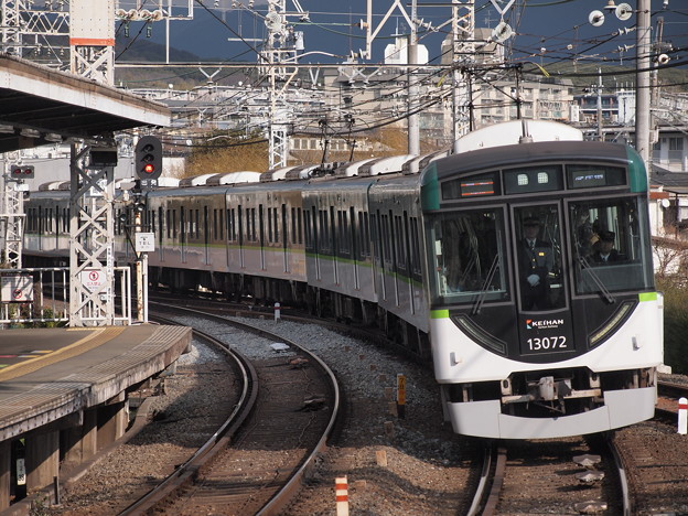写真: 京阪13000系急行　京阪本線中書島駅02