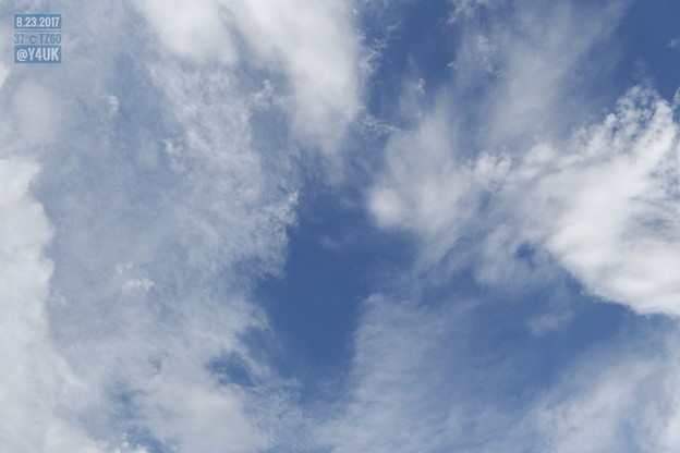 やさしい雲の切れ間からの青空 〜夏空ぽくない〜25mmの空は広く遠くデジカメも良い！