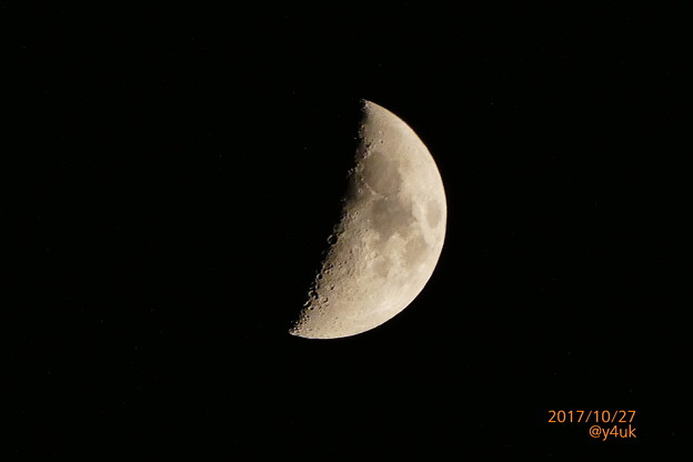 紅葉の向こう、上弦の月〜周りに星たち〜autumn in moon zoom 1500mm ver.