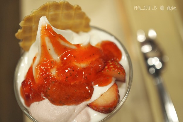 Photos: 19:16 Strawberry soft sweets OM-D nights 玉ボケスプーンでまいう〜E-M10MarkII, 25mmF1.8(50mm)絞り優先