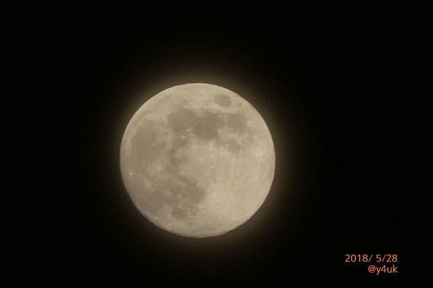 Flower Moon 5月の満月、薄雲の中から〜窓から見えて手持ち速写[1500mm 60倍]