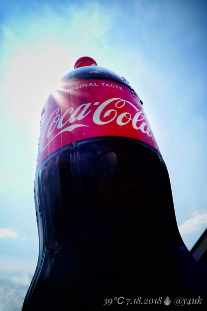 39℃oca-Cola &amp; crazy Sun BlueSky Hotday, HotCoke〜酷暑に低い湿度にコカ・コーラまいう〜！重たい大きい汗だく1.5L！クリエイティブ“ポップ”ver太陽青空