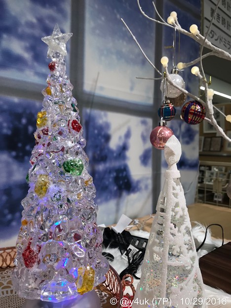 17:10Crystal Xmas Tree〜旅先にてXmas雑貨みるだけでも小さな幸せ( ´ ▽ ` )こういうクリスマスツリーもあった。背景は雪景色でムーディ♪サンタは寒くないかな？旅は寒かったよ