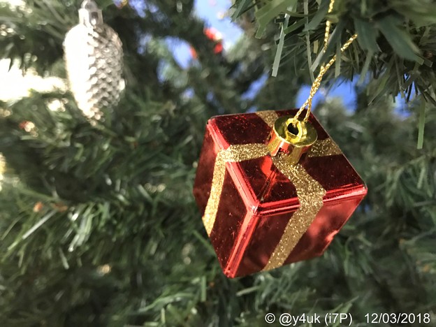 Xmas Present Tree〜クリスマスツリー☆赤い箱が温かい( ´ ▽ ` )12.3#ワンツースリーの日に行った通院旅先で今年はずめて付け足したプレゼントオーナメント見ただ！サンタさんからだ