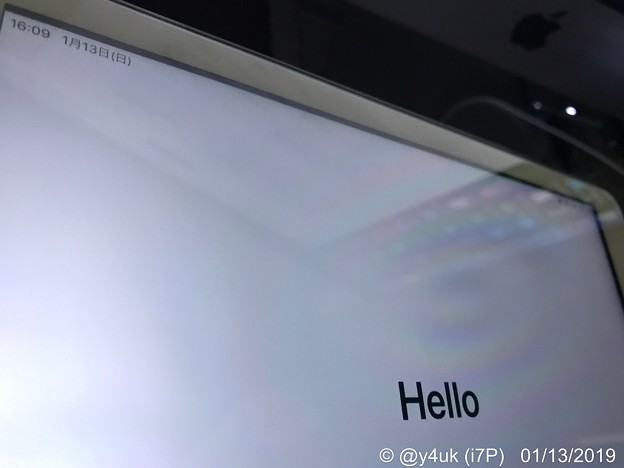 “Hello”iPad AirをiOS12.1.1最新に→時計が左へ…日付け付き…ダサい。前の中央時計が良かった、日付け要らない。左は“iPad”表記とWi-Fi表示で良かった〜時間を忘れて夢中はヤバ