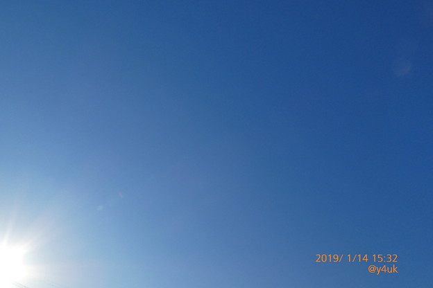 Xmasから1ヶ月も“乾燥”つづく“青い空の真下で”叫ぶ喉も渇いて痛くて叫べない空は毎日変わらない“青と太陽”のグラデーション〜everyday blue sky(1.26曇った強風厳寒)TZ85