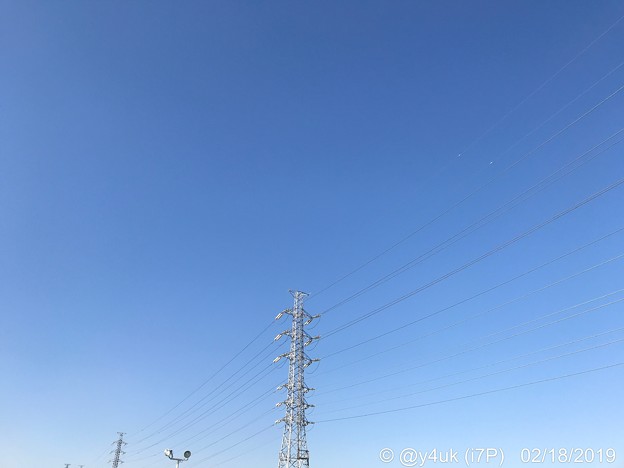 Photos: 2.18_14:54旅先1.屋上から大きな青空グラデーション鉄塔は手を繋いで繋がってる電線わたって会いにゆく飛んで飛ばしてゆく！旅の始まり〜きょうしかないSkyblueも音楽も好きで深夜5時間聴いた