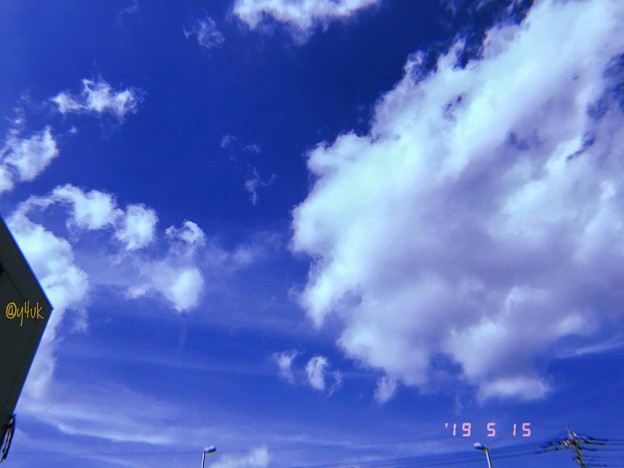 15:19_5.15旅先その2.暑い“なつぞら”5月の空じゃない青空と雲、街灯ビルも私も朦朧〜美味しい雲もくもくも〜5月の爽やか空じゃないcloud hotdaysすでに夏〜旅の始まり〜Filmモード