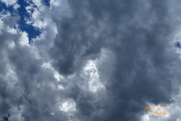 きのう梅雨寒大雨18℃→きょう32℃超寒暖差＋湿度＝分厚い雨雲に覆われて蒸し暑い“梅雨の晴れ間”〜低い大きな美味しくなさそうな雲・突然突風・隙間青空・インデペンデンスデイUFO的(25mm:TZ85)