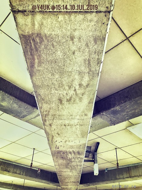 15:14旅先その1.Concrete ceiling is symmetrical art〜天井コンクリートが感性揺さぶったのでシンメトリーアートで影ある場所の寒い旅の途中(iPhone7Plus)