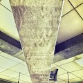 15:14旅先その1.Concrete ceiling is symmetrical art〜天井コンクリートが感性揺さぶったのでシンメトリーアートで影ある場所の寒い旅の途中(iPhone7Plus)