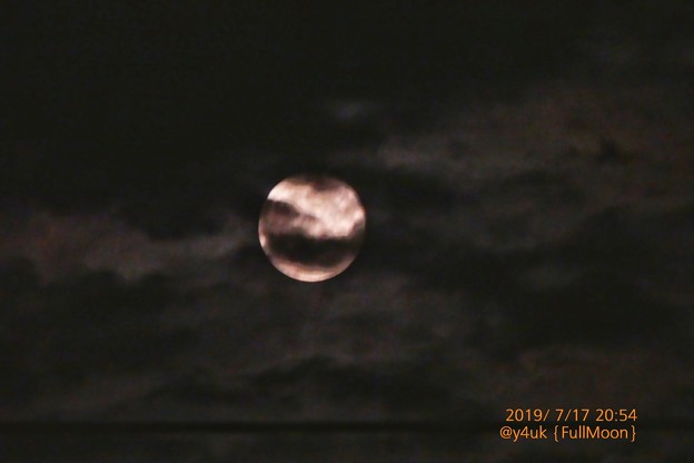 20:54_7.17FullMoon〜雲の隙間、お満月◯昼は晴〜神秘的月のパワー落ち着く。雲だらけ夜と一緒に月撮れ嬉しい♪設定(625mm,1/10,F6,ISO1600,露出-2,手持ち:TZ85)