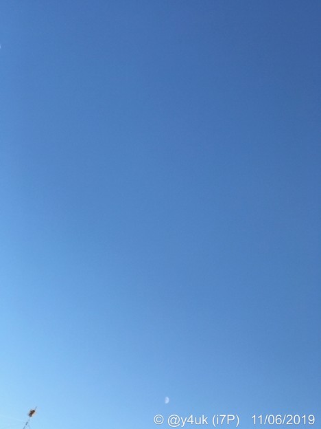 11.6_15:27旅先その1.秋冬の澄んだ青空グラデ、白い月、アンテナひくひく〜朝晩の冷え込み冬、風邪で寒けでも行った今日お得デ〜色々Go！1店舗目のサンタ(57mm望遠側:iPhone7Plus)