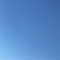 Photos: 11.6_15:27旅先その1.秋冬の澄んだ青空グラデ、白い月、アンテナひくひく〜朝晩の冷え込み冬、風邪で寒けでも行った今日お得デ〜色々Go！1店舗目のサンタ(57mm望遠側:iPhone7Plus)