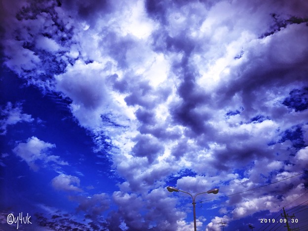 9.30旅先その2.blue sky cloud street light shot on iPhone7Plus〜遥か遠くの空に到着。したらこんな空(3ヶ月前と同じ場所へ今日12.2雨後旅って来た)