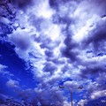 9.30旅先その2.blue sky cloud street light shot on iPhone7Plus〜遥か遠くの空に到着。したらこんな空(3ヶ月前と同じ場所へ今日12.2雨後旅って来た)