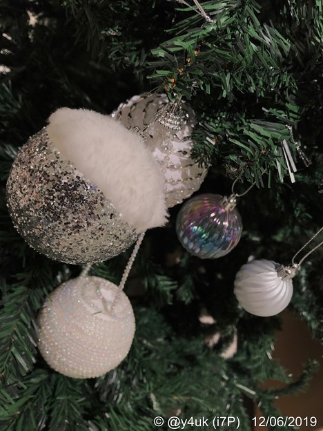 Photos: 12.6_17:49XmasTree Silver White Edition〜白銀オーナメントのクリスマスツリーは大人の色気ある意味Xmasツリーぽくないよね〜シャンパンとJazzが似合っちゃう感じ