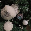 Photos: 12.6_17:49XmasTree Silver White Edition〜白銀オーナメントのクリスマスツリーは大人の色気ある意味Xmasツリーぽくないよね〜シャンパンとJazzが似合っちゃう感じ