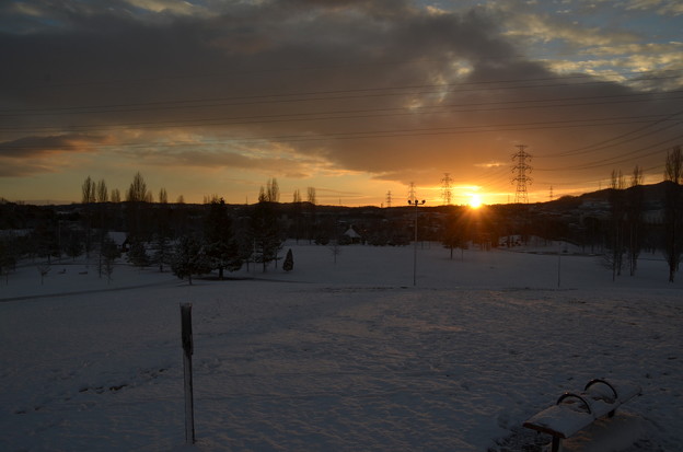 写真: 初日の出と雪
