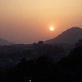 写真: 指月山と夕日
