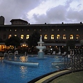 洋洋ホテル　中庭プールの噴水とコテージ