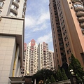 建物の間から見えるマンションと青空（上海）