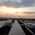 写真: 山東省　徳州東站　駅前と沈みゆく夕日