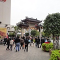 上海　豫園　入口の門へ